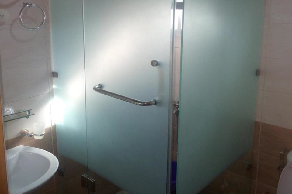 Shower, free toiletries, towels