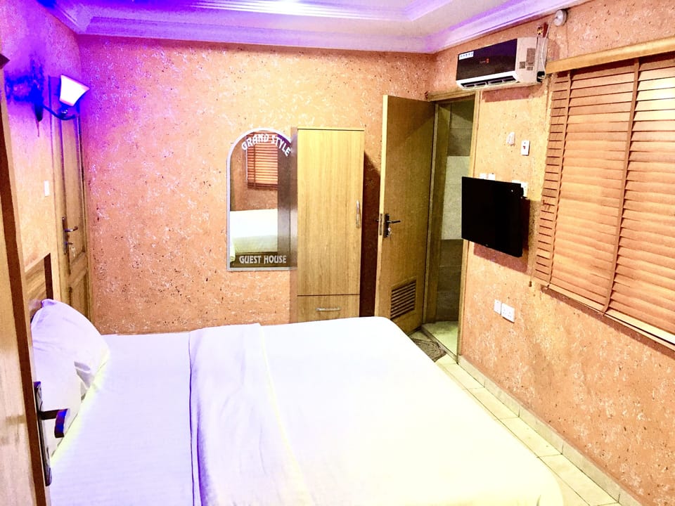 Suite | Desk, free WiFi