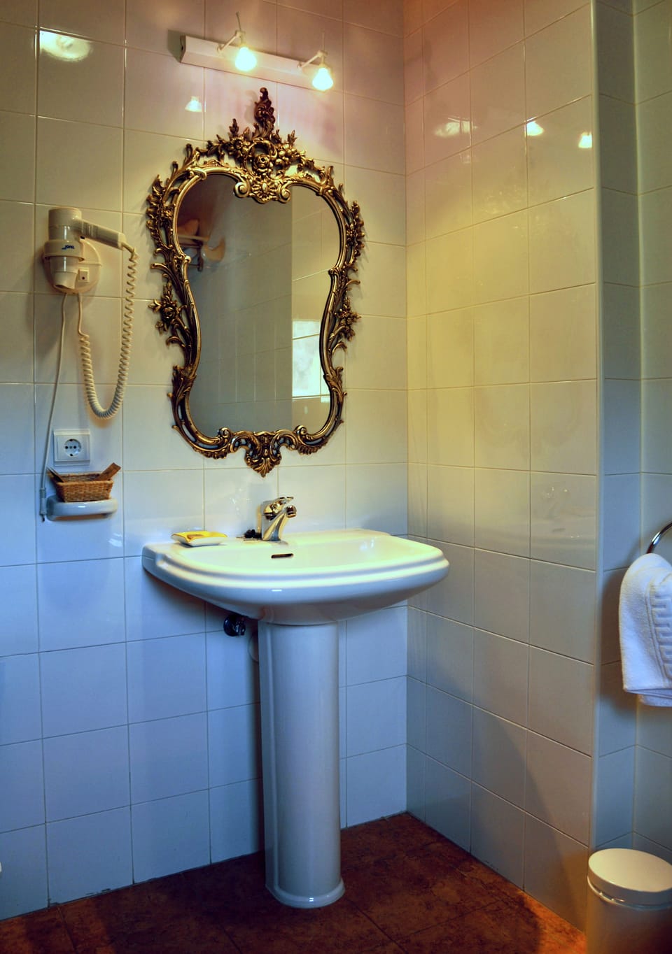 Double Room, Valley View | Bathroom | Deep soaking tub, free toiletries, hair dryer, slippers