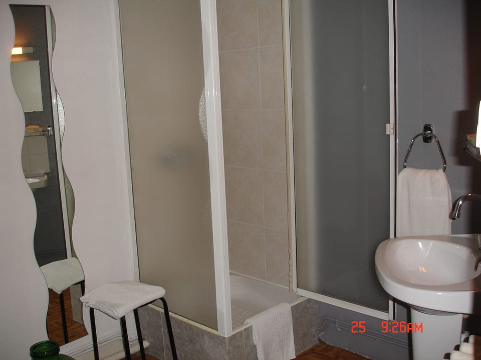 Standard Double Room | Bathroom shower
