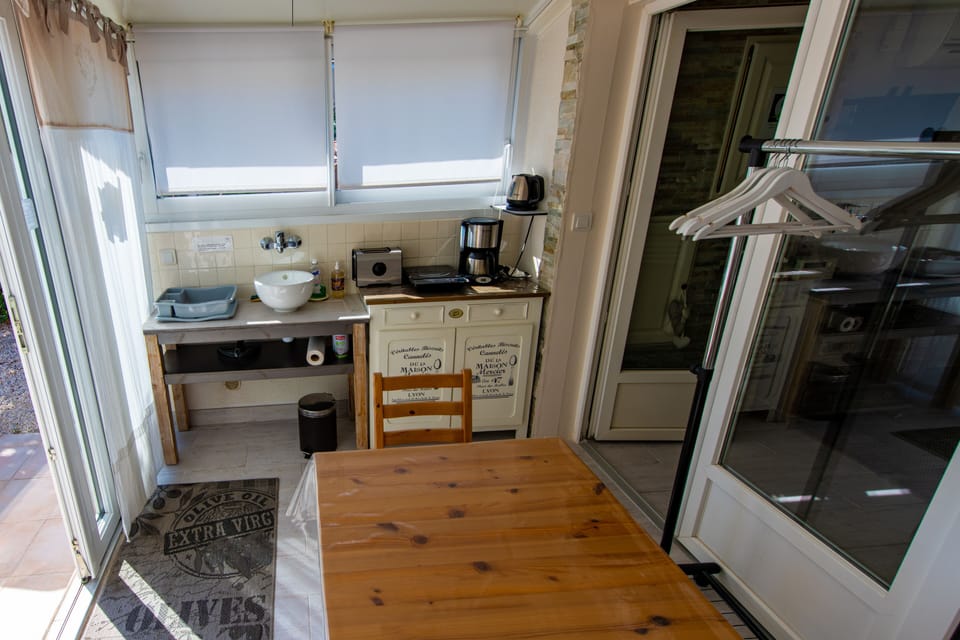 Studio, 1 Bedroom | Private kitchen | Fridge, microwave, stovetop, coffee/tea maker