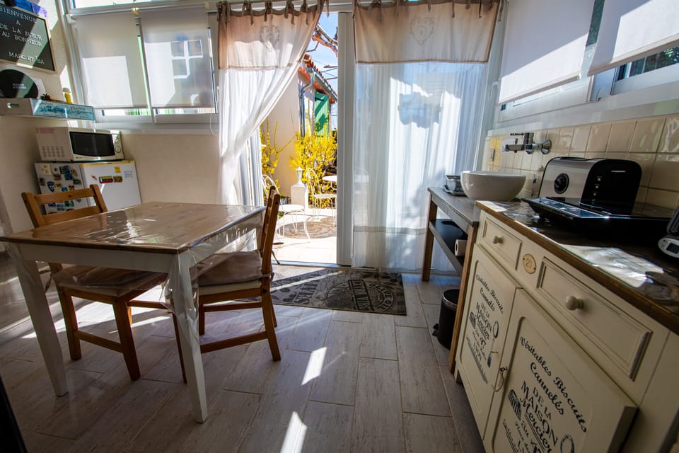 Studio, 1 Bedroom | Private kitchenette | Fridge, microwave, stovetop, coffee/tea maker