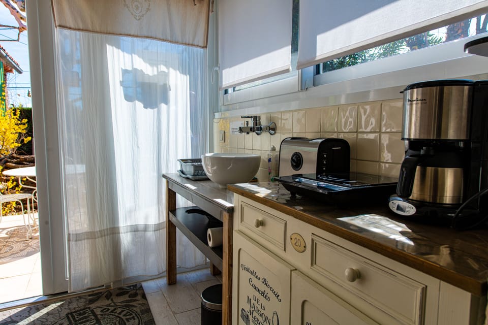 Studio, 1 Bedroom | Private kitchen | Fridge, microwave, stovetop, coffee/tea maker