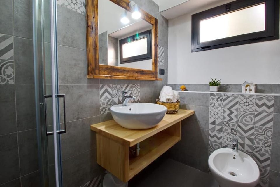 Standard Triple Room | Bathroom | Shower, free toiletries, hair dryer, bidet
