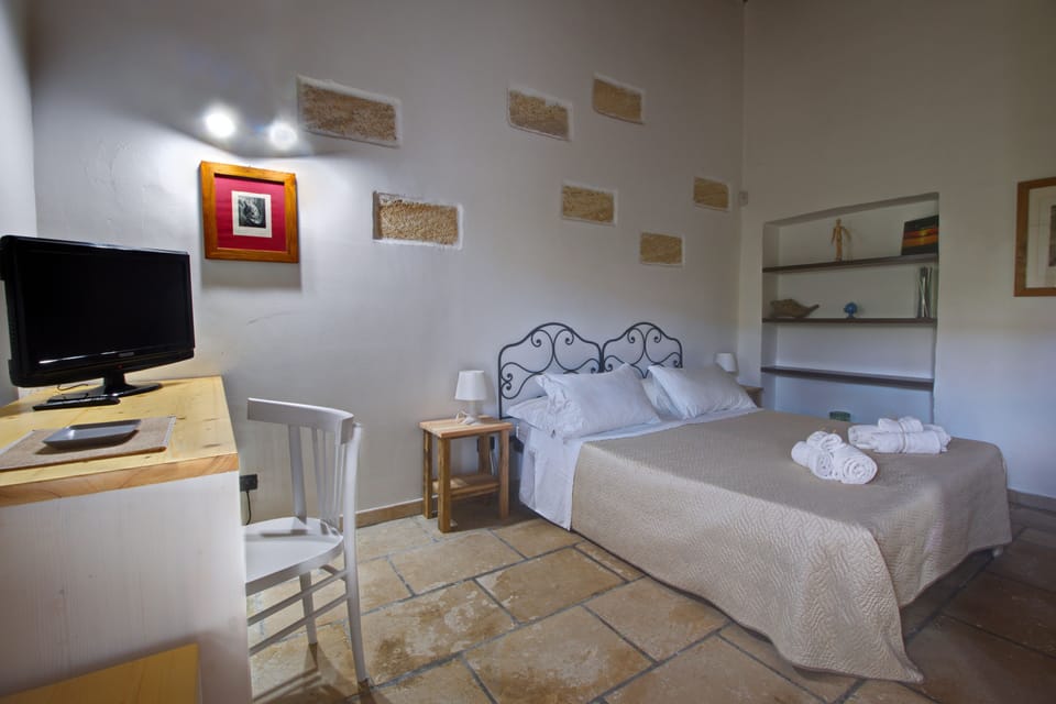 Desk, soundproofing, cribs (free), WiFi (free)