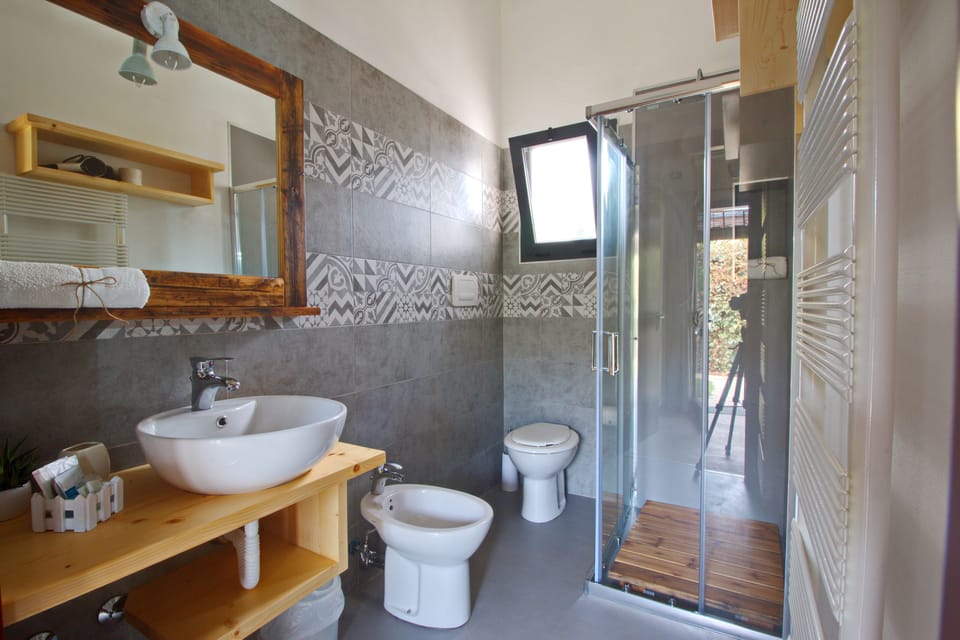 Shower, free toiletries, hair dryer, bidet