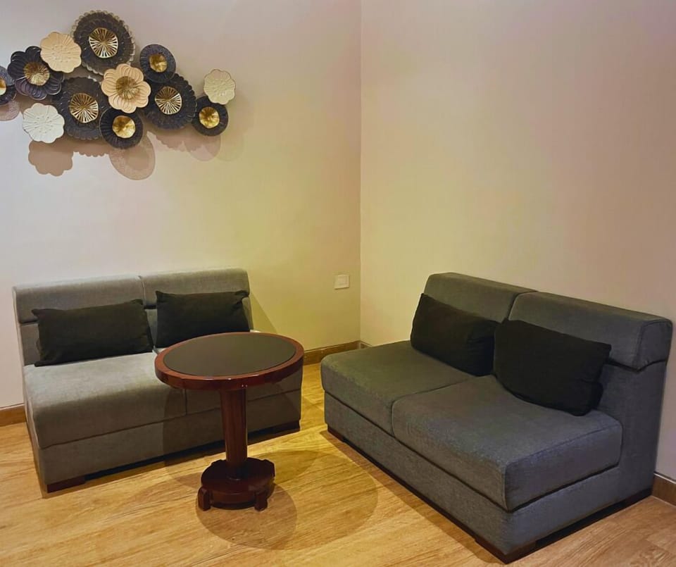 Executive Double Room, 1 King Bed | Premium bedding, in-room safe, desk, laptop workspace