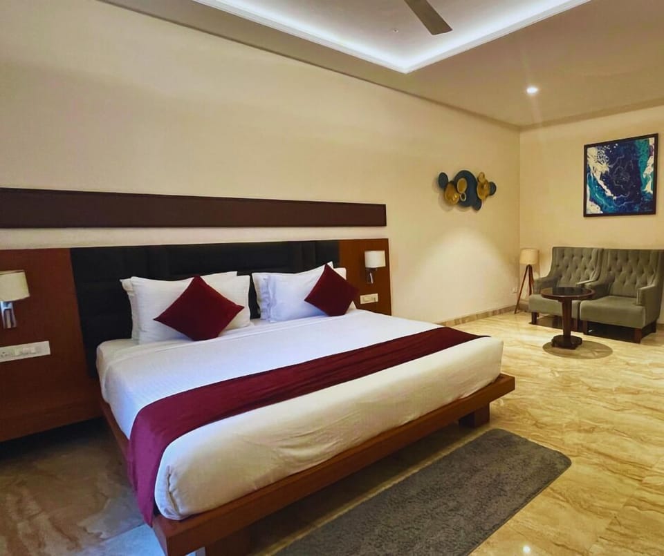 Executive Double Room, 1 King Bed | Premium bedding, in-room safe, desk, laptop workspace