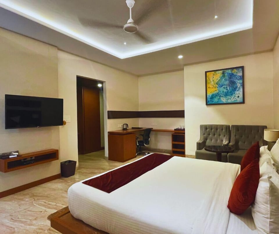 Deluxe Double Room, 1 King Bed | Premium bedding, in-room safe, desk, laptop workspace