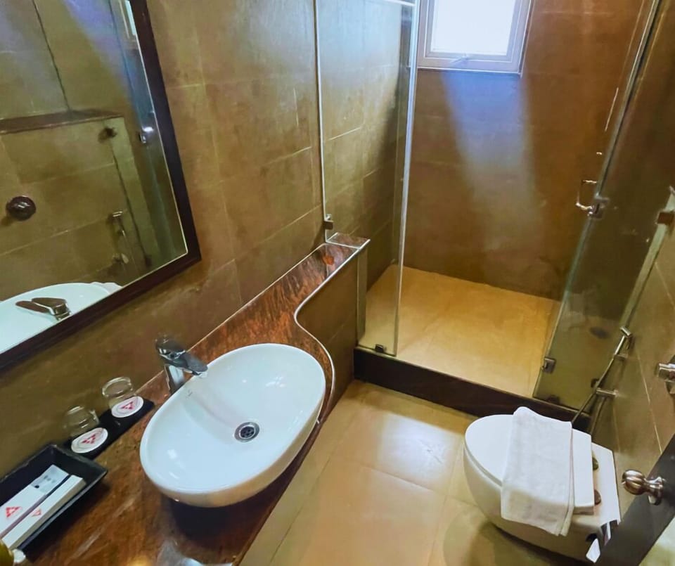 Deluxe Double Room, 1 King Bed | Bathroom | Shower, rainfall showerhead, free toiletries, towels