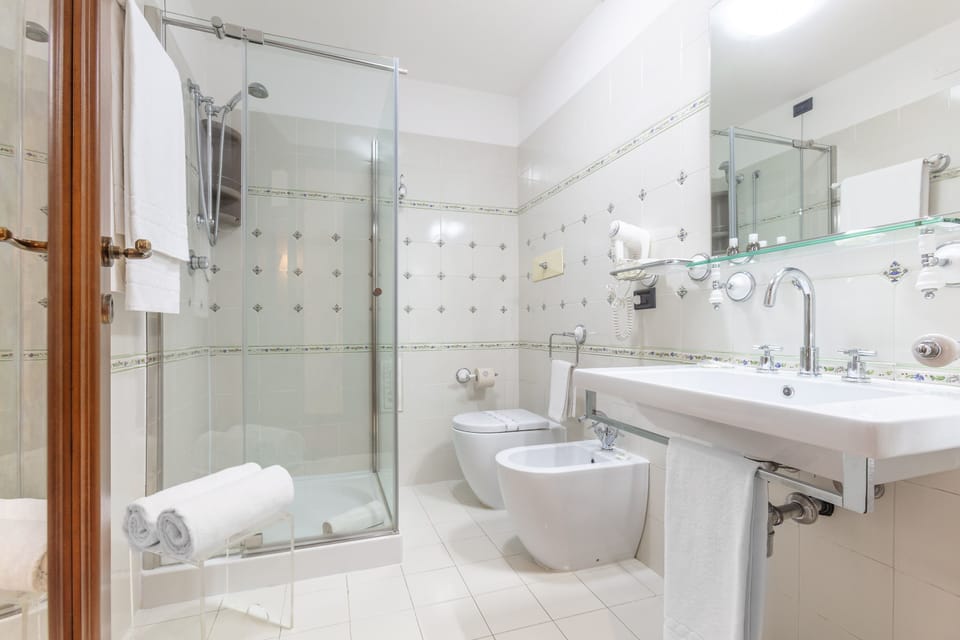 Twin Room | Bathroom | Free toiletries, hair dryer, bathrobes, slippers