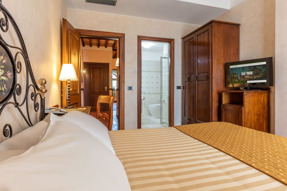 Comfort Room | Egyptian cotton sheets, premium bedding, down comforters, minibar