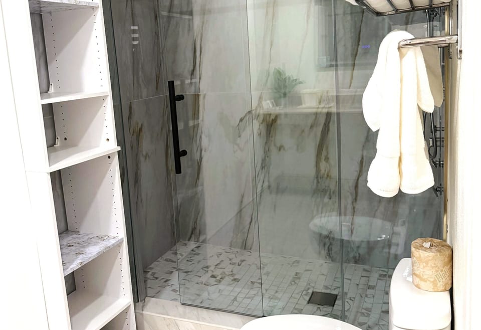 Standard Room, 1 King Bed, Non Smoking | Bathroom | Shower, hair dryer, towels, soap
