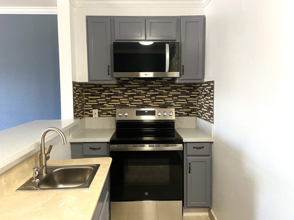 Suite, 1 Bedroom, Non Smoking | Private kitchen | Mini-fridge, microwave, coffee/tea maker