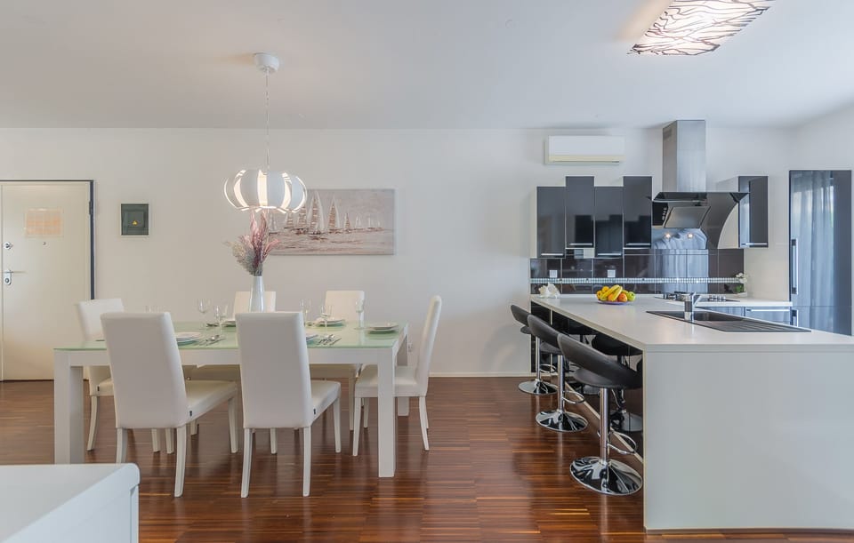 Spacious sunny dining room, 50 meters square. 2 air conditioner.