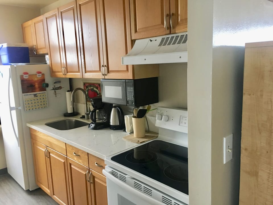 Kitchen with everything you need to prepare meals.