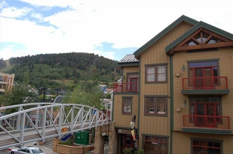 Lift Lodge is steps to the lift