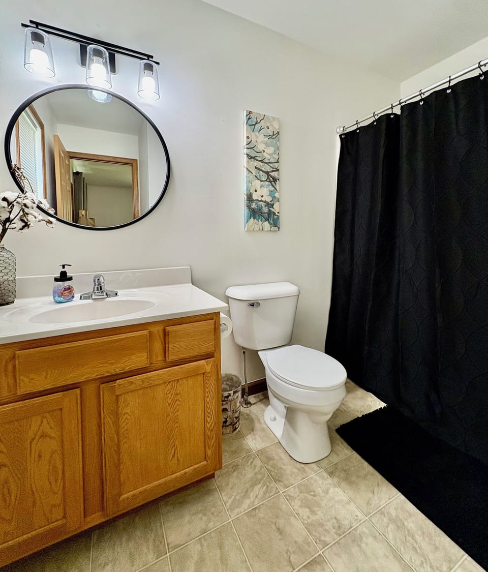 Private bathroom to second floor master bedroom