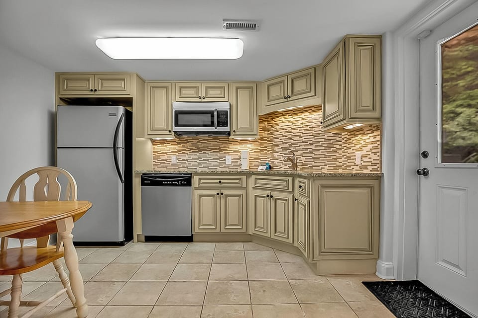 Kitchenet has Microwave, Refrigerator w/ Icemaker, Sink, and Dishwasher!