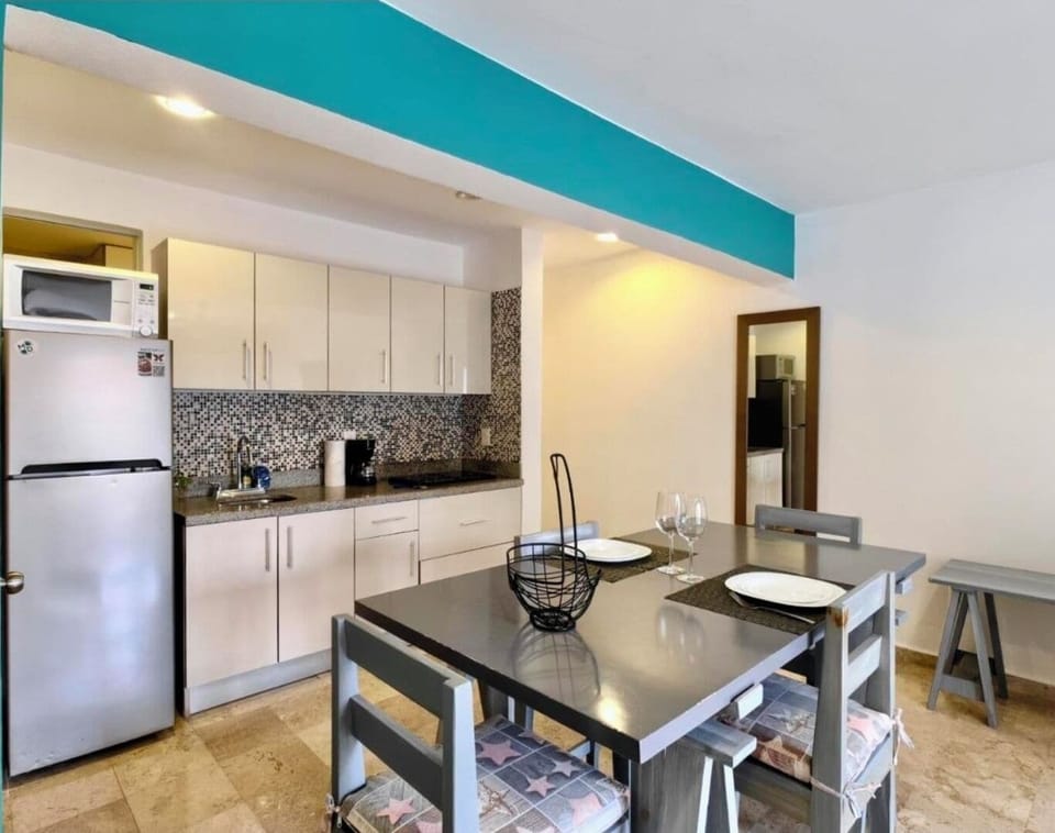 Deluxe Studio Suite | Private kitchen | Coffee/tea maker, fridge, microwave, stovetop