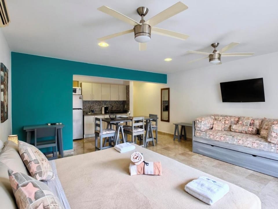 Deluxe Studio Suite | In-room safe, desk, soundproofing, iron/ironing board