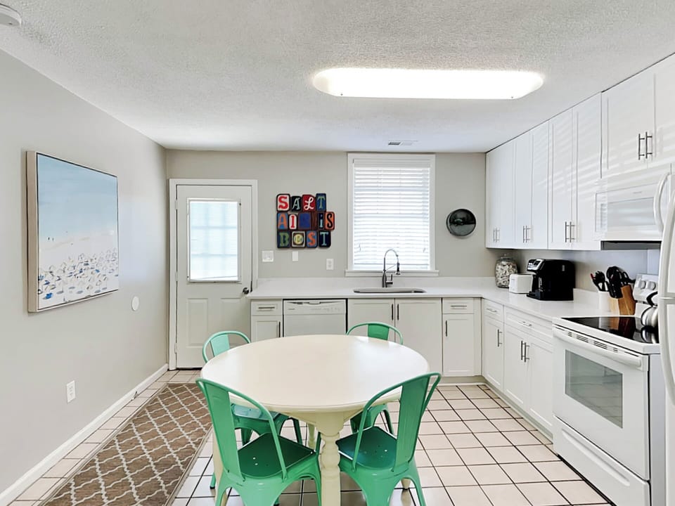 Eat-In Kitchen