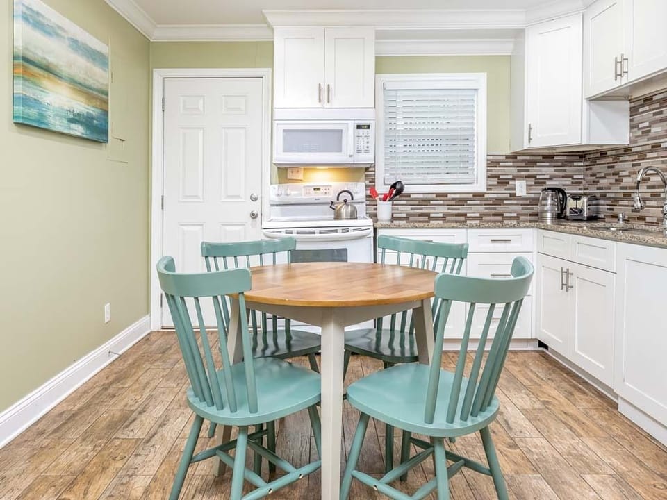 Dine in Kitchen with table for 4