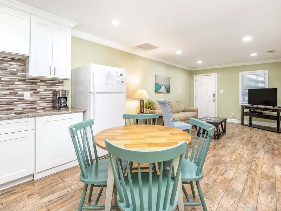 Dine in Kitchen with table for 4