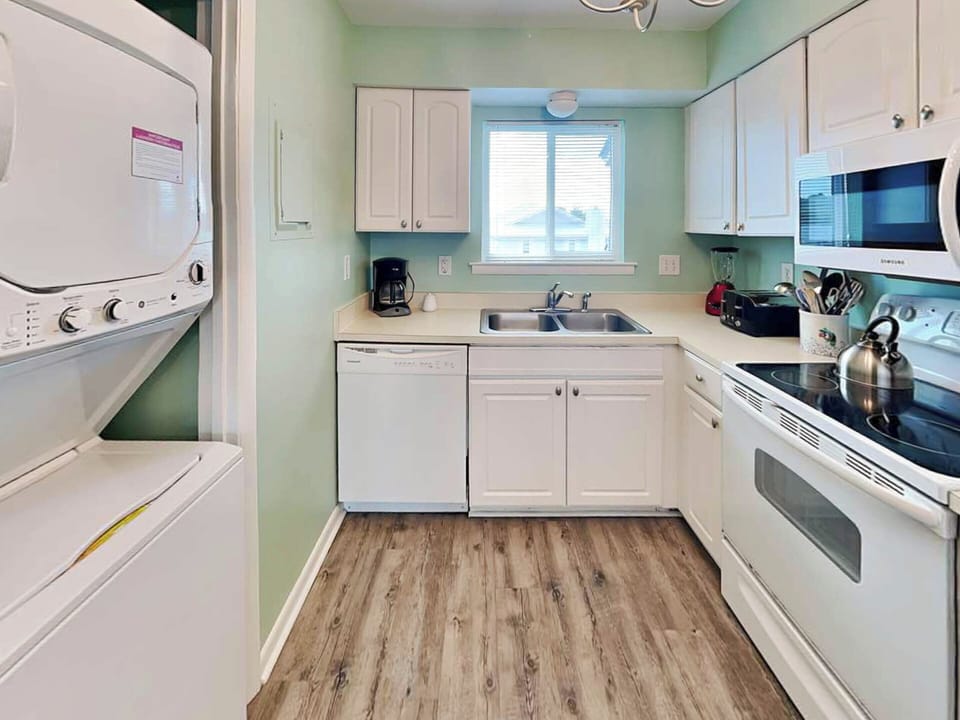 Full Kitchen w. Stacked Washer + Dryer