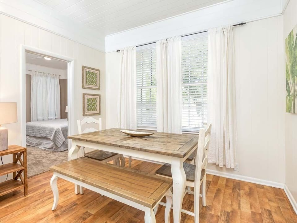 Dining area with seating for 6
