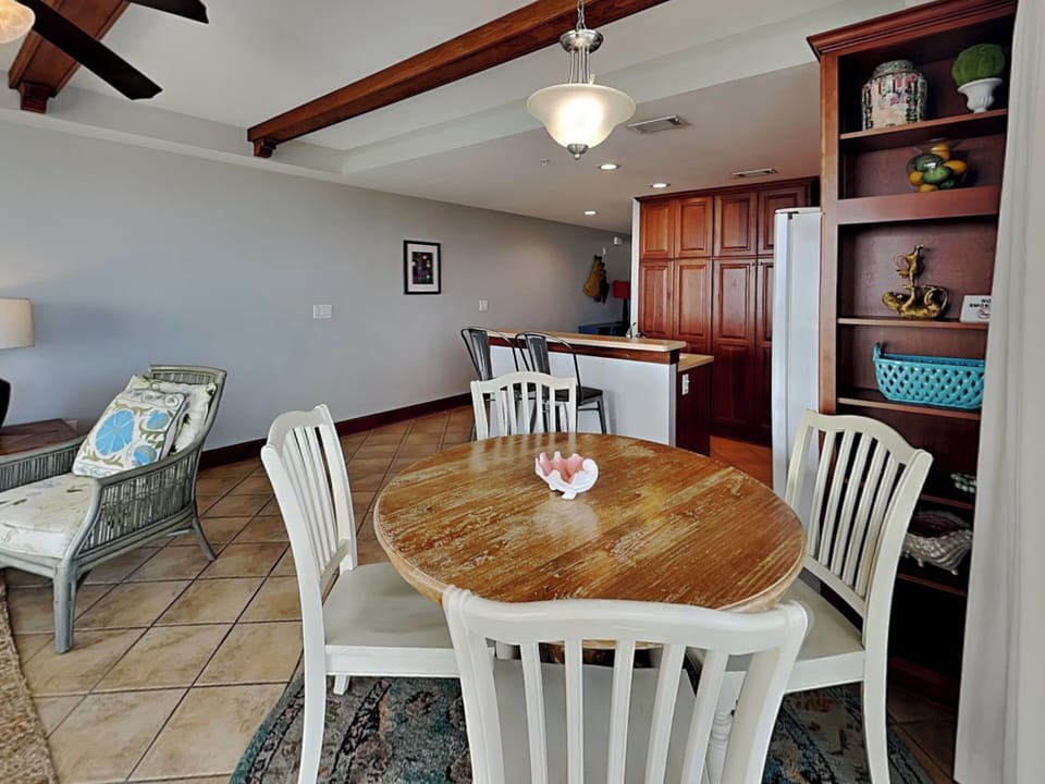 Dining Area w. Seating for 4