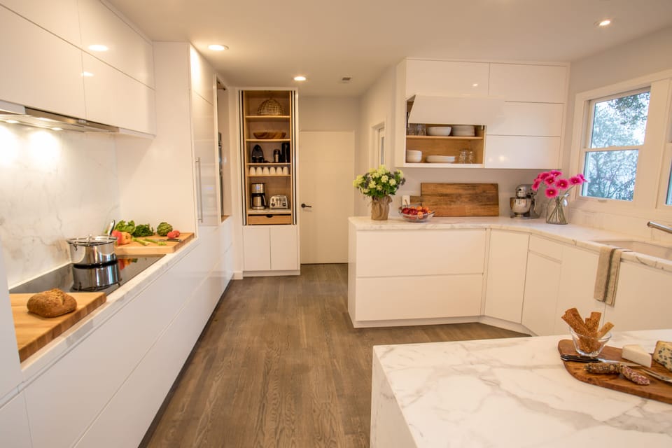 Huge Modern kitchen. hand-oiled oak floors, Calacatta marble, Sub-Zero +++ more 