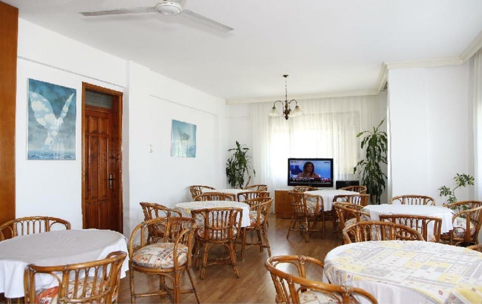 Daily continental breakfast (EUR 7 per person)