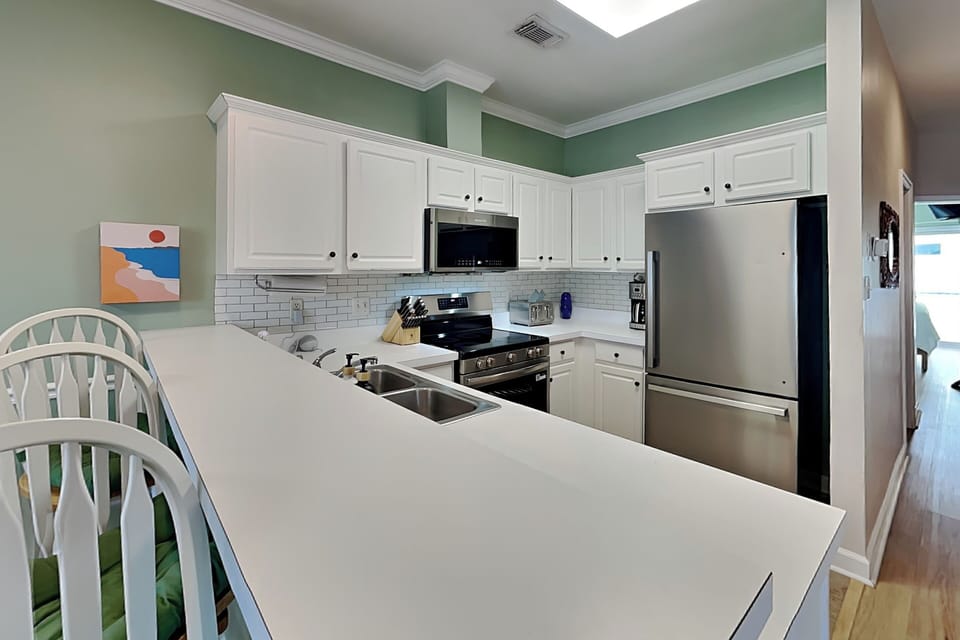 Full Kitchen w. Breakfast Bar + Barstool Seating