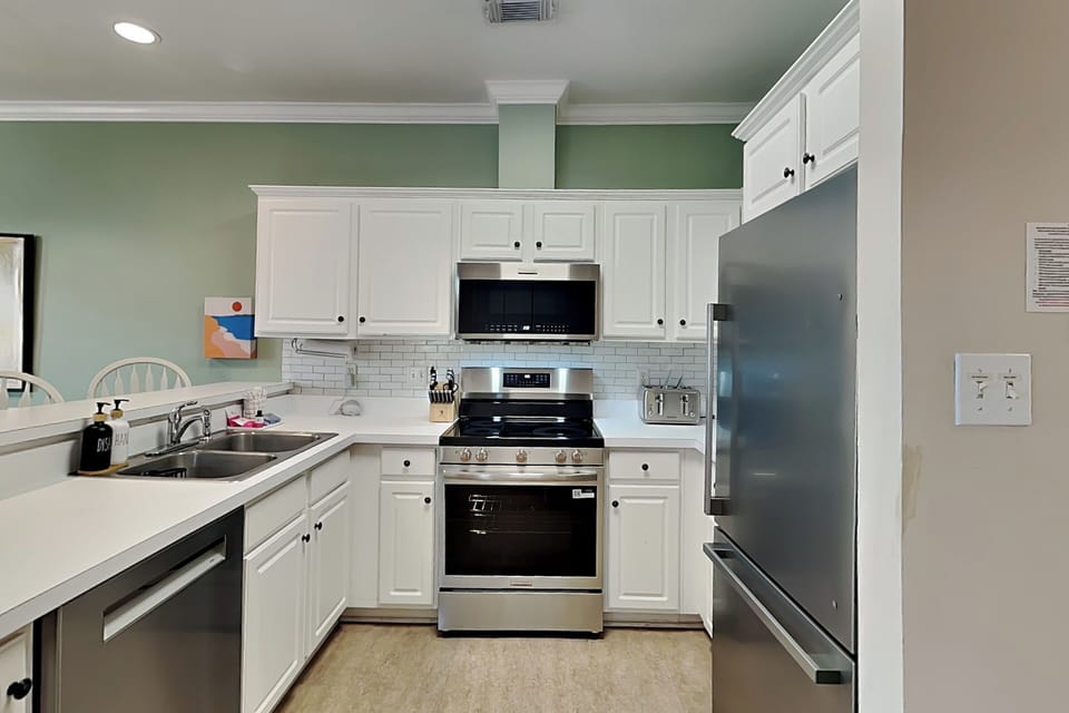 Full Kitchen w. Stainless Steel Appliances