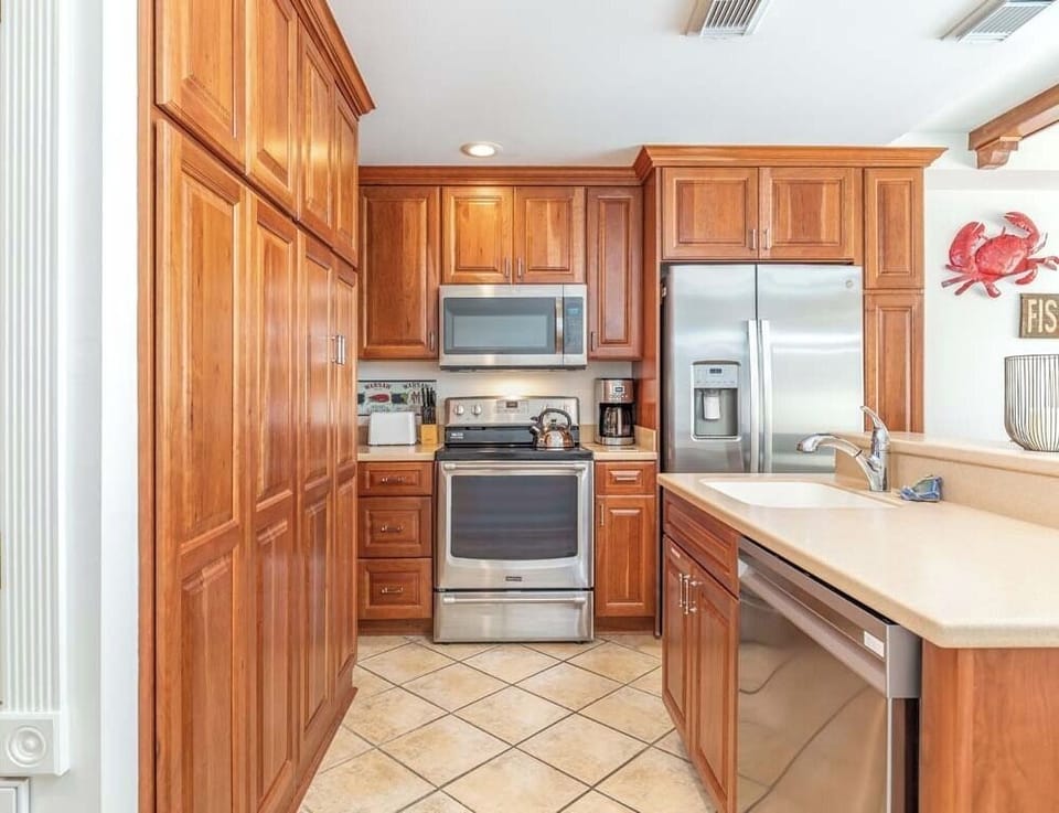 Fully Equipped Kitchen - Stainless Steel Appliances