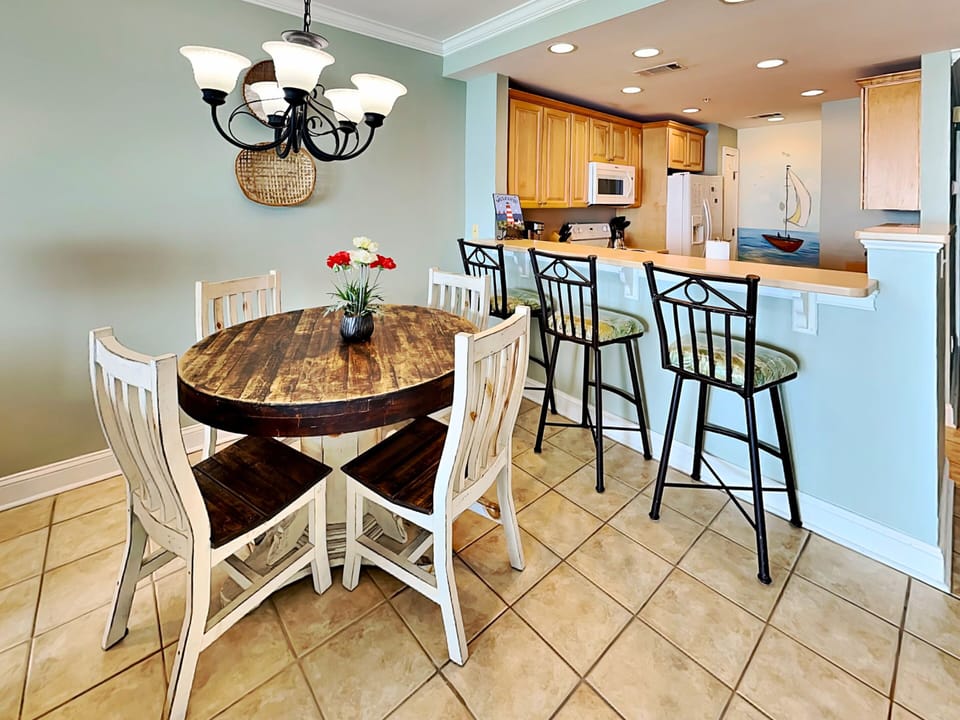 Dining Area w. Table for 4 + Bar Counter Seating