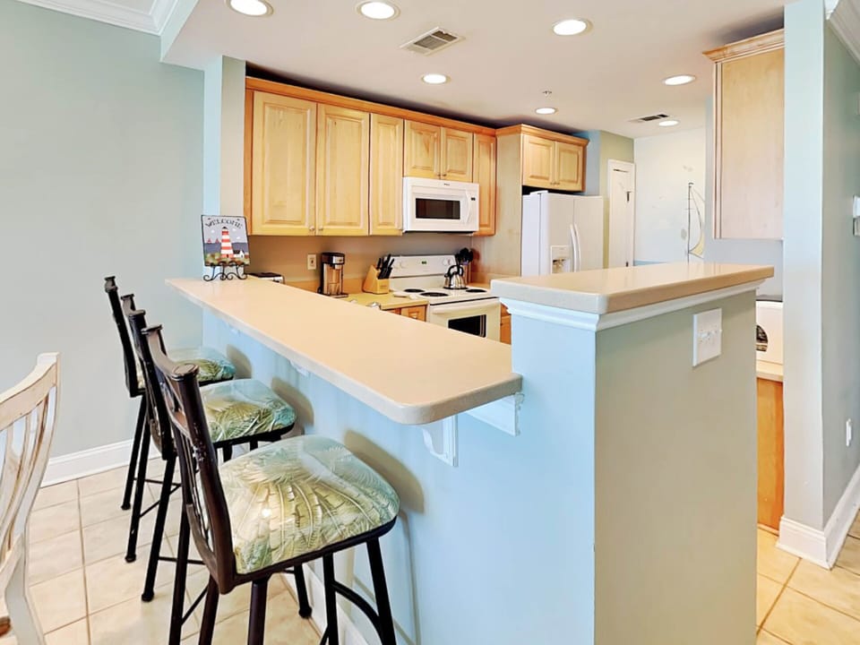 Full Kitchen w. Breakfast Bar + Barstool Seating