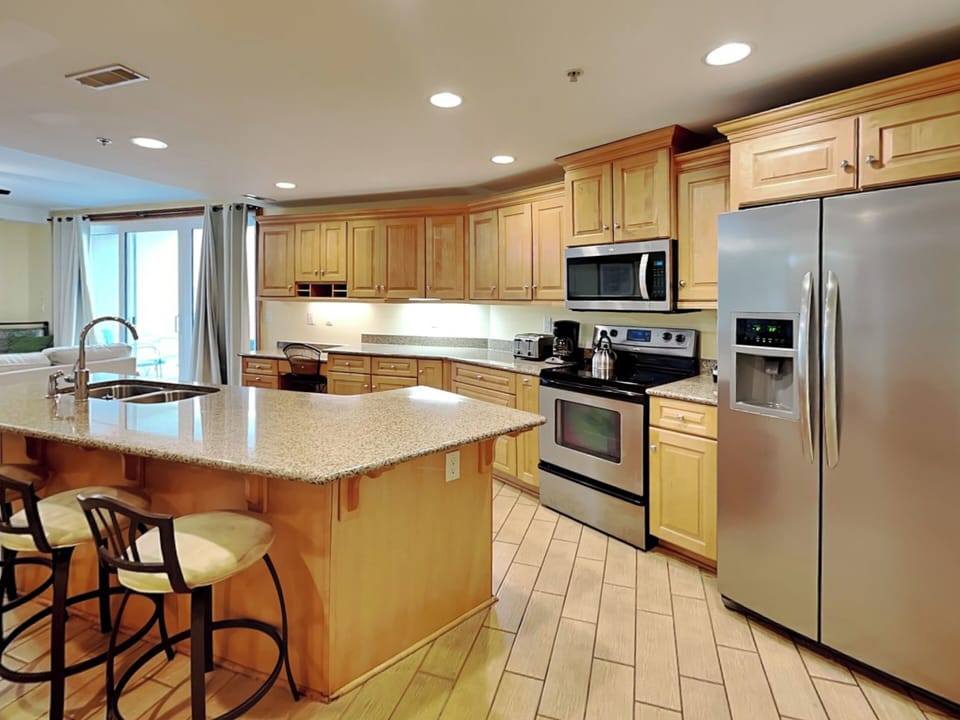 Full Kitchen w/ Built-In Wet Bar