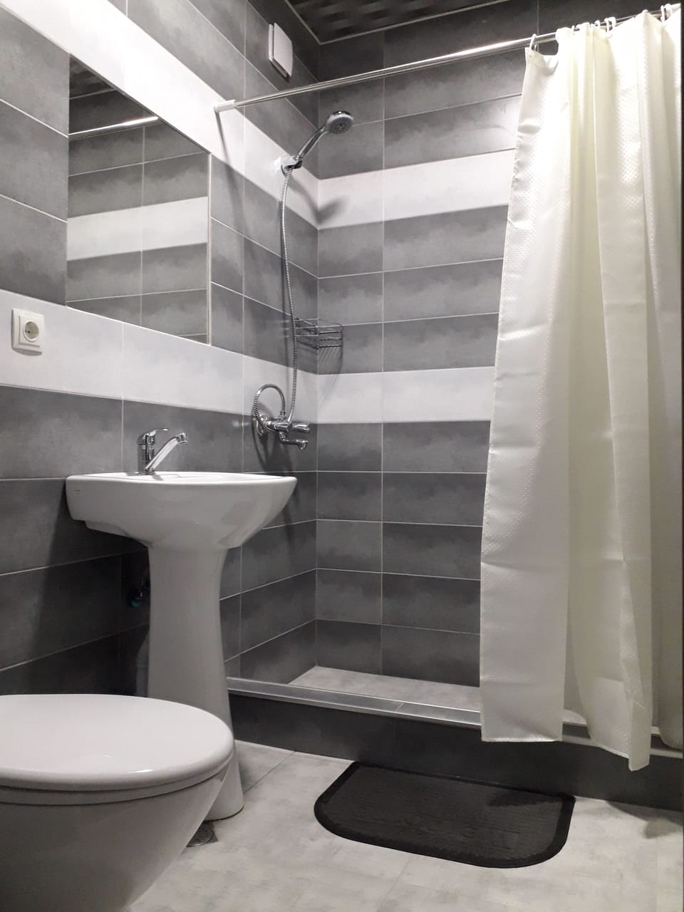 Comfort Double Room | Bathroom | Shower, free toiletries, hair dryer, towels