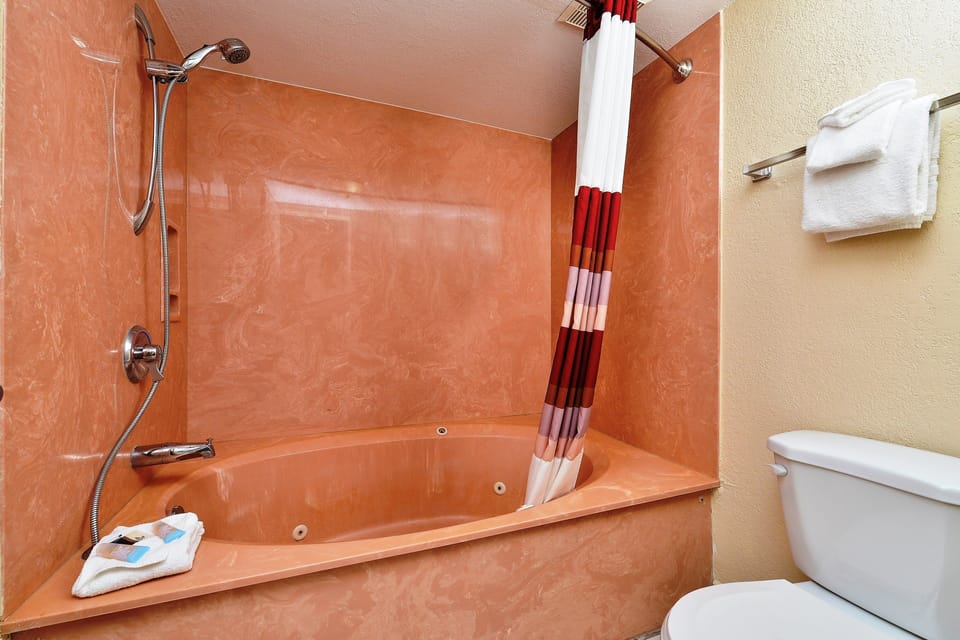 Combined shower/tub, free toiletries, towels