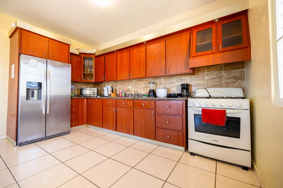 House, 3 Bedrooms | Private kitchen | Full-size fridge, microwave, oven, stovetop