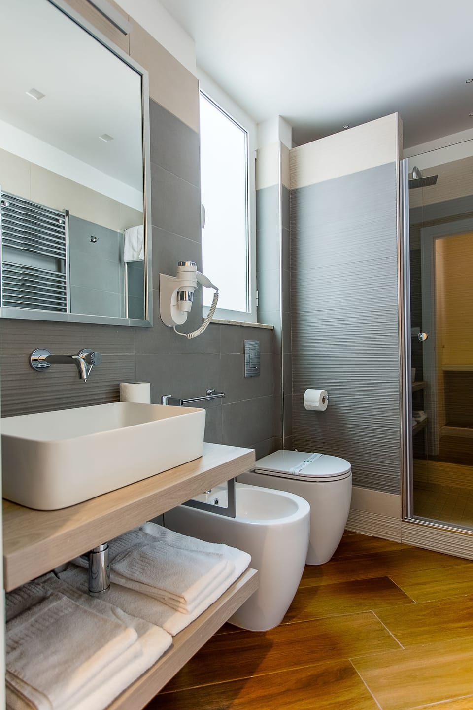 Superior Double Room | Bathroom | Shower, rainfall showerhead, hair dryer, towels
