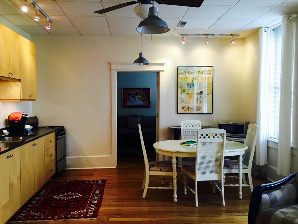 Kitchen/dining.
