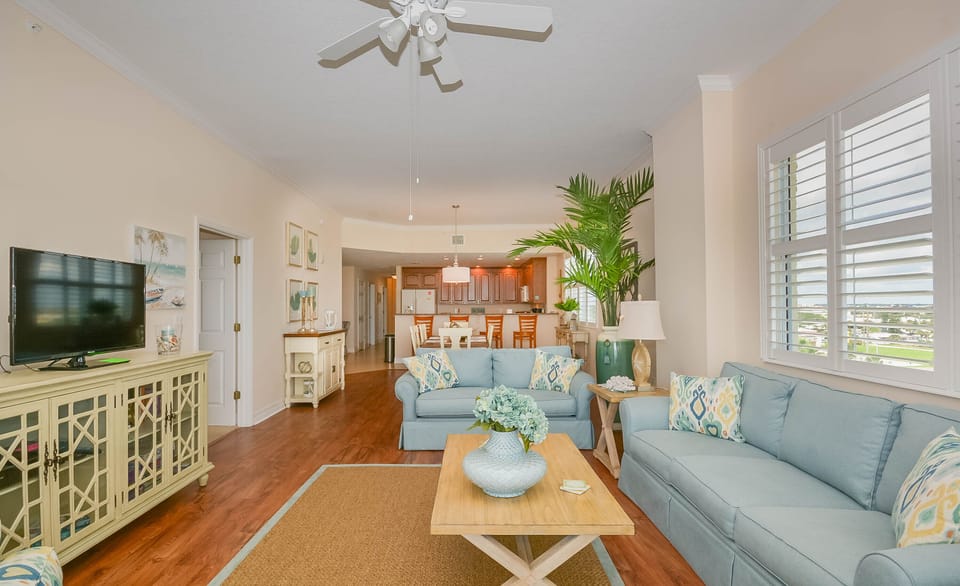 Oceanfront living room with flat screen TV and DVD.