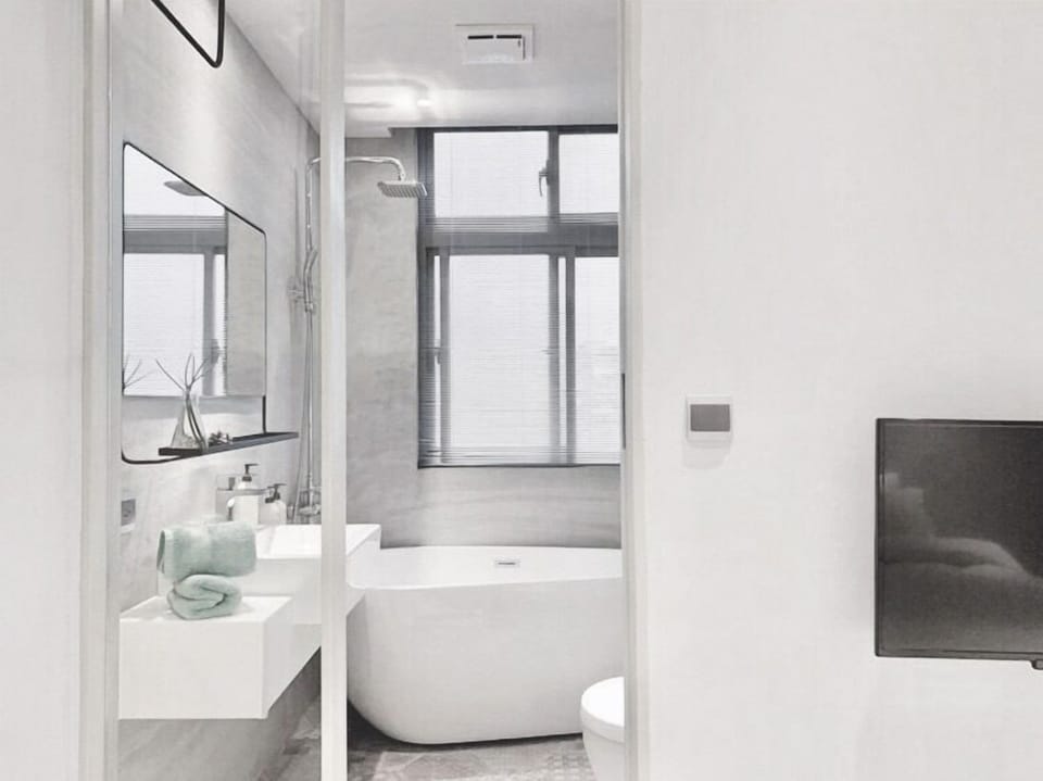 Gallery Penthouse | Bathroom | Shower, rainfall showerhead, free toiletries, hair dryer