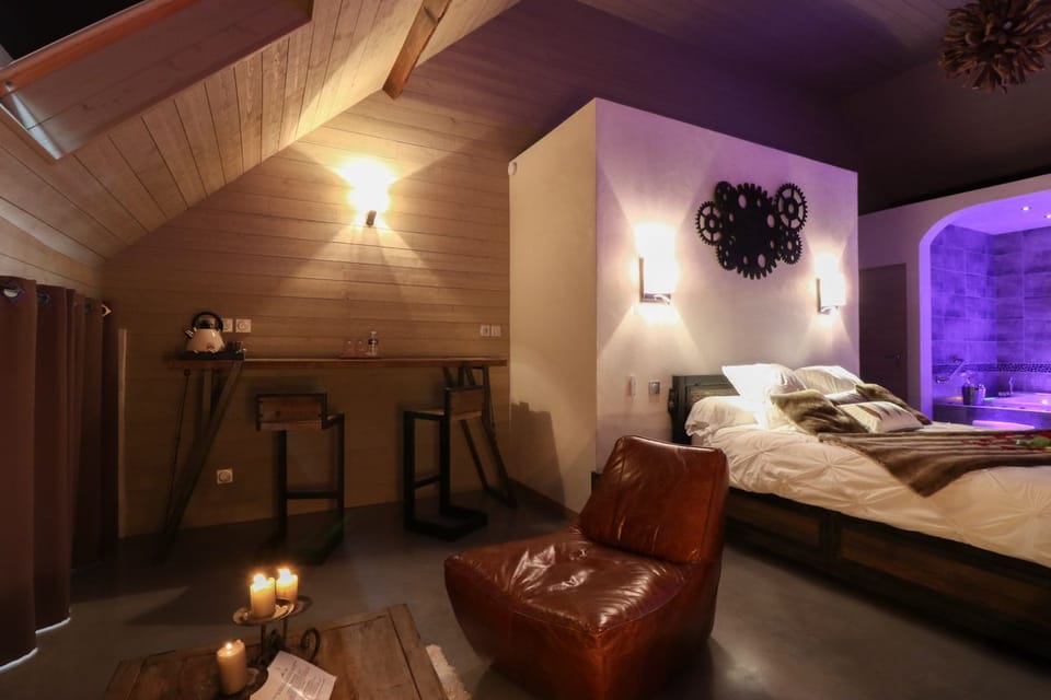 Romantic Suite, Hot Tub (La Vintage) | Minibar, in-room safe, individually decorated, individually furnished
