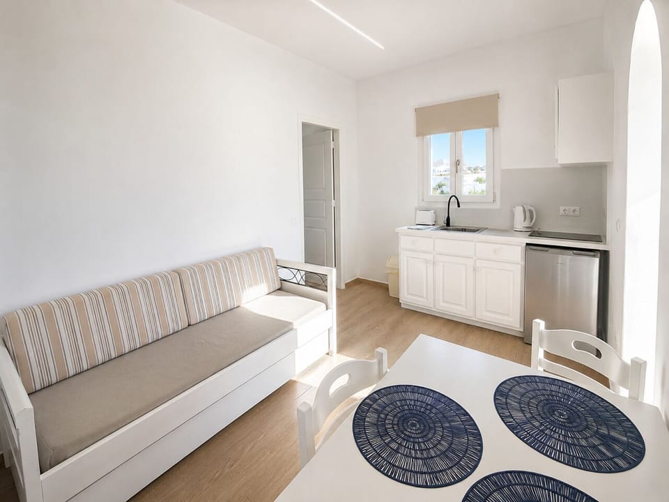 Basic Triple Room, 1 Bedroom | Private kitchen | Coffee/tea maker, fridge, stovetop, electric kettle