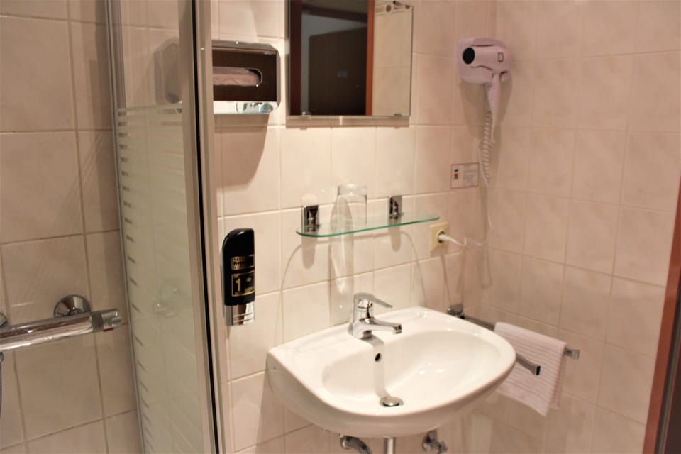 Single Room, Shared Bathroom | Bathroom | Shower, towels