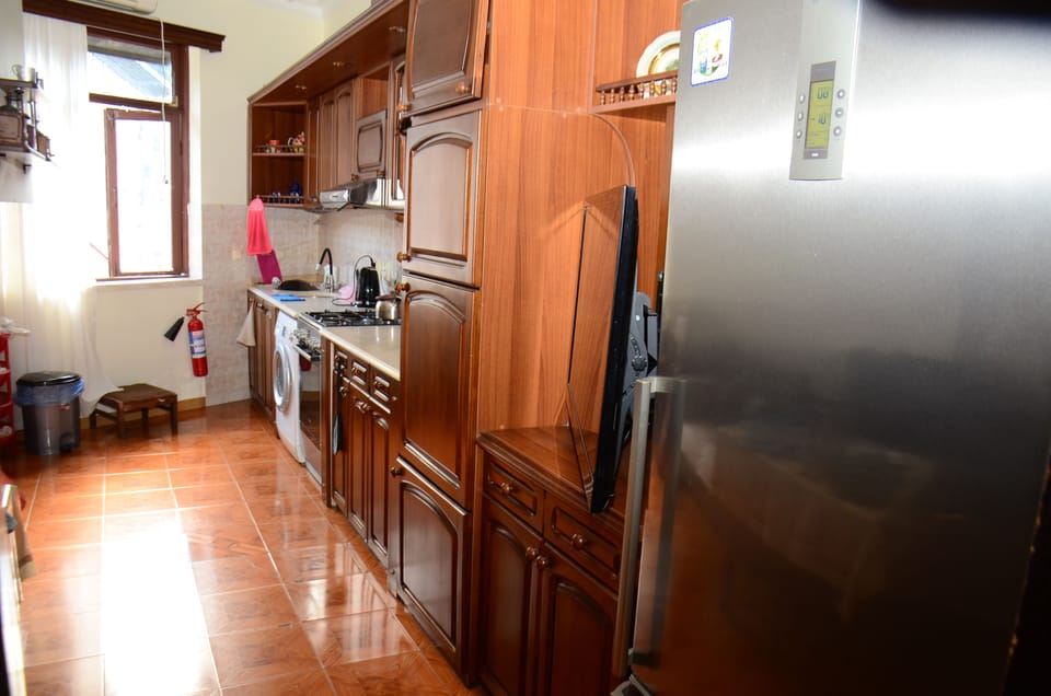 Full-size fridge, microwave, oven, stovetop